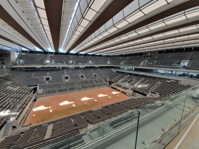 Stade Roland Garros avec couverture mobile fermée