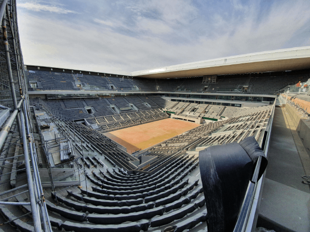 Stade Roland Garros avec couverture mobile ouverte