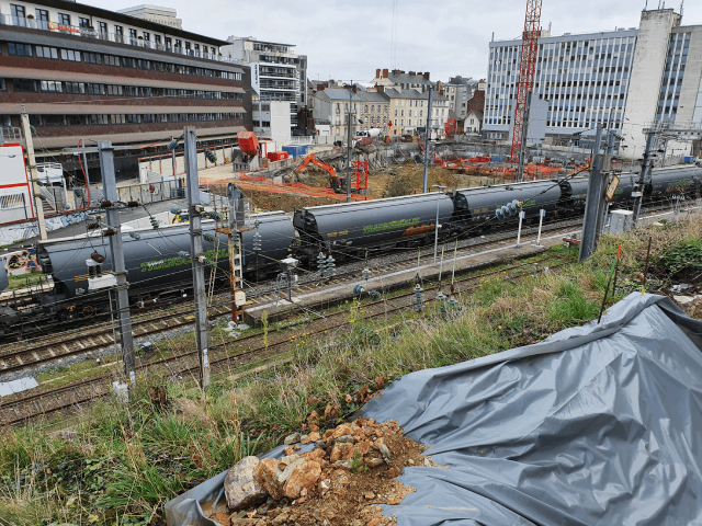 Passage de train à proximité du site