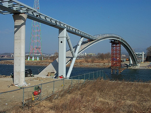 Vue en retrait de la passerelle